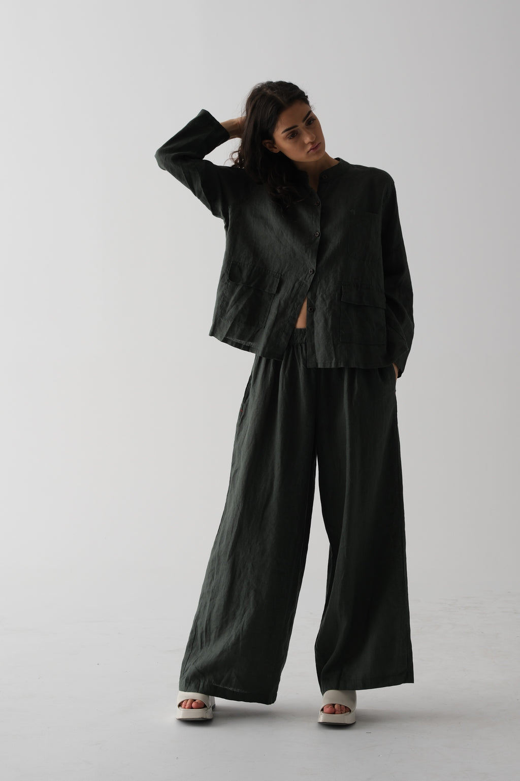 Льняной комплект из двух предметов: рубашка и брюки-клеш